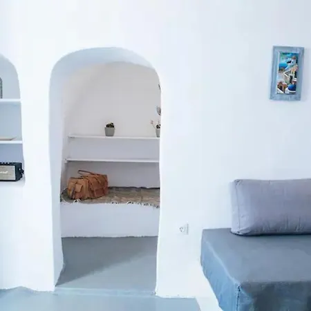Apartment Great Cave At Oia, Greece