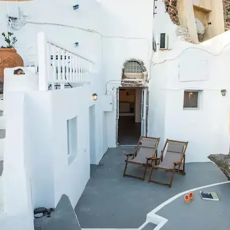 Great Cave At Oia, Greece Apartment Ia
